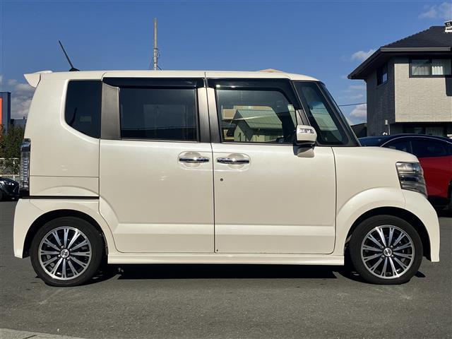 Ｎ－ＢＯＸカスタム Ｇ　ターボＳＳパッケージ　純正ナビ／バックカメラパドルシフト／両側パワースライドドア／アイドリングストップ／クルーズコントロール／スマートキー／スペアキー１本／純正アルミホイール／オートライト／衝突軽減システム／ドアバイザー（8枚目）