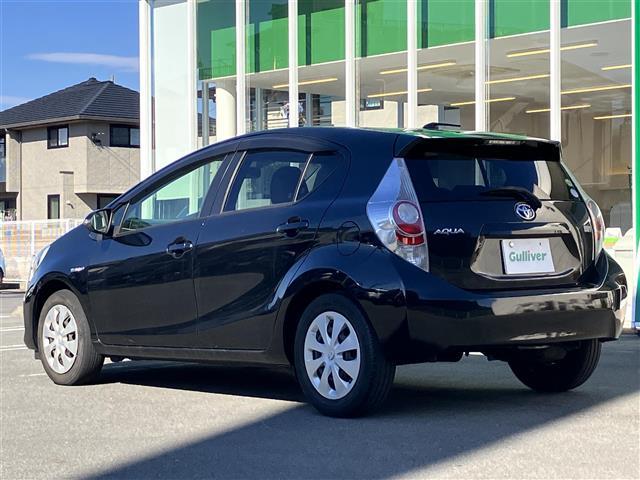 アクア Ｓ　純正ナビ／ＥＴＣ／オートエアコン／オートライト／エンジンスタートボタン／パワーステアリング／パワーウィンドウ／取扱説明書／スマートキー／オートエアコン／純正フロアマット／布シート／Ｗエアバック／ＡＢＳ（4枚目）