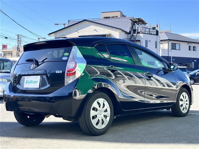 アクア Ｓ　純正ナビ／ＥＴＣ／オートエアコン／オートライト／エンジンスタートボタン／パワーステアリング／パワーウィンドウ／取扱説明書／スマートキー／オートエアコン／純正フロアマット／布シート／Ｗエアバック／ＡＢＳ（5枚目）