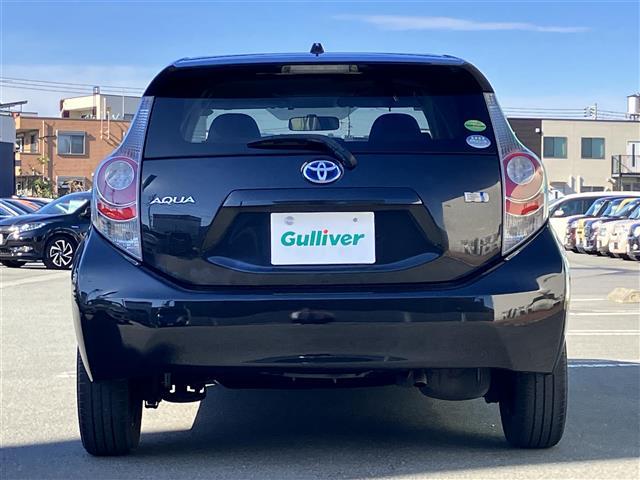 アクア Ｓ　純正ナビ／ＥＴＣ／オートエアコン／オートライト／エンジンスタートボタン／パワーステアリング／パワーウィンドウ／取扱説明書／スマートキー／オートエアコン／純正フロアマット／布シート／Ｗエアバック／ＡＢＳ（7枚目）