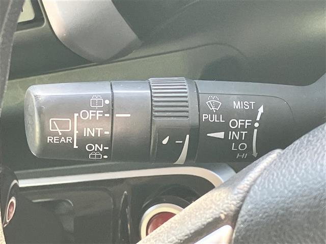 Ｎ－ＢＯＸカスタム Ｇ　ＳＳブラックスタイルパッケージ　純正ナビ／バックカメラ／ドライブレコーダー前後／ＥＴＣ／アイドリングストップ／スマートキー／オートエアコン／スペアキー１本／両側パワースライドドア／純正フロアマット／純正アルミホイール／オートライト（13枚目）