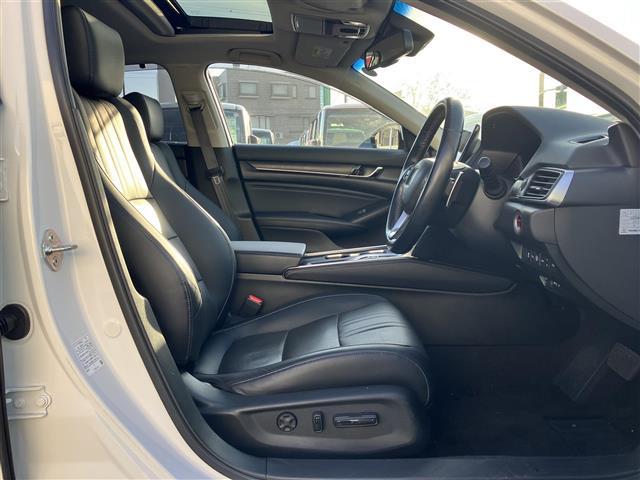 アコード EX 純正8型ナビ/バックカメラ/ETC/全席シートヒーター/パドルシフト/レーダークルコン/USB/サンルーフ/純正フロアマット/パワーシート/レザーシート/ホンダセンシング/純正アルミ車載/BSM(33枚目)