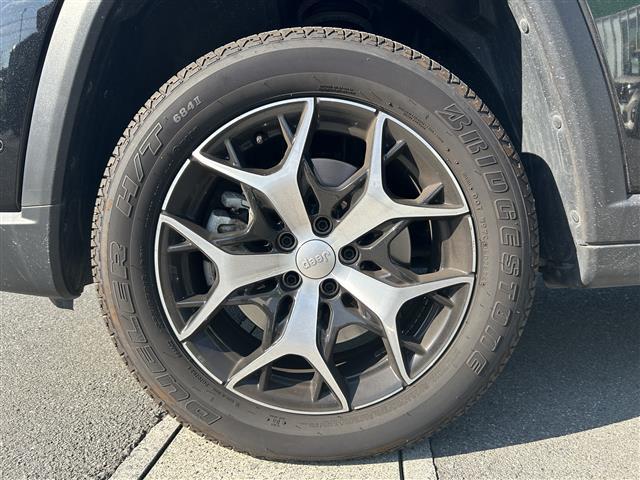 ジープ・コマンダー リミテッド 純正ナビ(Bluetooth、AppleCarPlay)/全方位カメラ/ETC/4WD/ターボ/スペアキー/ワイヤレス充電/サンルーフ/電動リアゲート/ステアリングヒーター/D+N席シートヒーター(10枚目)