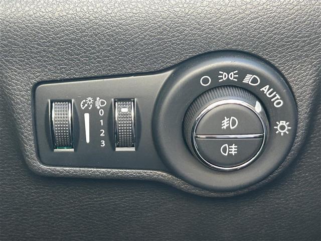 ジープ・コマンダー リミテッド 純正ナビ(Bluetooth、AppleCarPlay)/全方位カメラ/ETC/4WD/ターボ/スペアキー/ワイヤレス充電/サンルーフ/電動リアゲート/ステアリングヒーター/D+N席シートヒーター(22枚目)