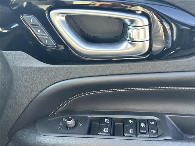 ジープ・コマンダー リミテッド 純正ナビ(Bluetooth、AppleCarPlay)/全方位カメラ/ETC/4WD/ターボ/スペアキー/ワイヤレス充電/サンルーフ/電動リアゲート/ステアリングヒーター/D+N席シートヒーター(24枚目)