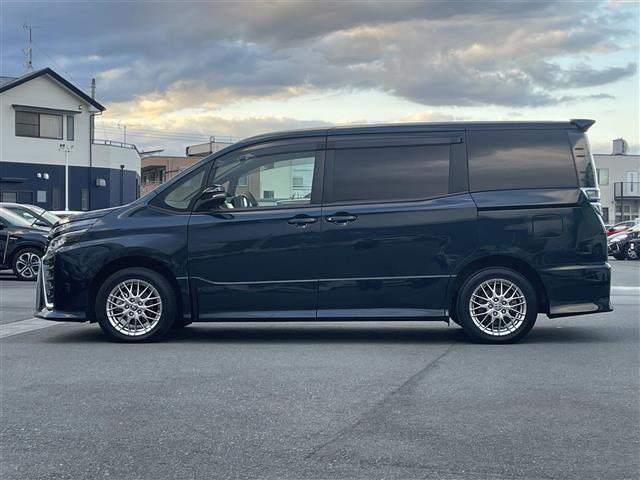 ヴォクシー ハイブリッドZS 純正10型ナビ/純正12.1型後席モニター/Bカメラ/クルコン/Wオートエアコン/スペアキー1本/ETC/USB/HDMI/ドラレコ前後/純正フロアマット/両側パワスラ/前席シートヒーター/LED(9枚目)