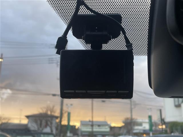 ヴォクシー ハイブリッドZS 純正10型ナビ/純正12.1型後席モニター/Bカメラ/クルコン/Wオートエアコン/スペアキー1本/ETC/USB/HDMI/ドラレコ前後/純正フロアマット/両側パワスラ/前席シートヒーター/LED(23枚目)