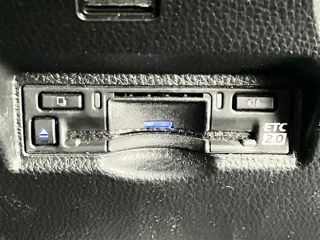 ヴォクシー ハイブリッドＳ－Ｚ　純正１０．５型ナビ／純正１３．２型後席モニター／Ｂカメラ／保証書／記録簿／取扱説明書／１００Ｖ充電／レーダークルコン／ＥＴＣ２．０／ＵＳＢ／両側パワスラ／シートヒーター／ＨＤＭＩ／レーンキープアシスト（19枚目）