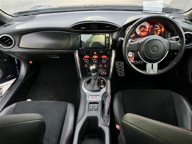 ８６ ＧＴリミテッド　ＳＤナビ／前席シートヒーター／ドラレコ／ＥＴＣ／保証書／記録簿／取扱説明書／パドルシフト／スマートキー／スペアキー１本／ハーフレザーシート／純正アルミホイール／オートライト／Ｗ＋サイドエアバッグ（2枚目）