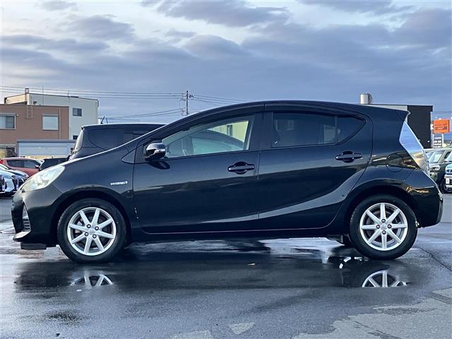 アクア Ｇ　保証書／記録簿／取扱説明書／アイドリングストップ／リモコンキー／オートエアコン／純正ＥＴＣ／純正ナビ／フロアマット／布シート／純正アルミホイール／ＡＢＳ／横滑り防止装置／Ｗエアバッグ（9枚目）