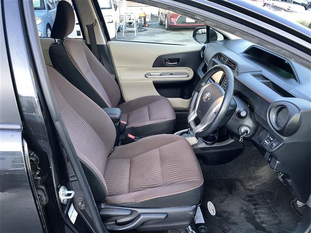 アクア Ｇ　保証書／記録簿／取扱説明書／アイドリングストップ／リモコンキー／オートエアコン／純正ＥＴＣ／純正ナビ／フロアマット／布シート／純正アルミホイール／ＡＢＳ／横滑り防止装置／Ｗエアバッグ（32枚目）