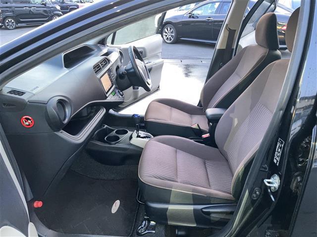 アクア Ｇ　保証書／記録簿／取扱説明書／アイドリングストップ／リモコンキー／オートエアコン／純正ＥＴＣ／純正ナビ／フロアマット／布シート／純正アルミホイール／ＡＢＳ／横滑り防止装置／Ｗエアバッグ（33枚目）