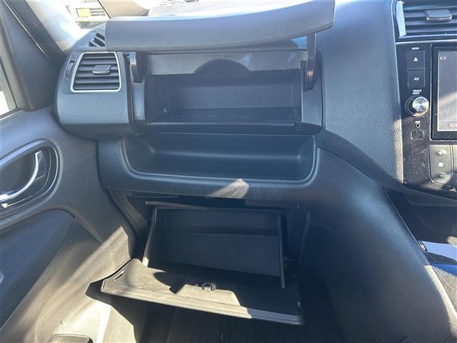 セレナ ハイウェイスターＳ－ＨＶアドバンスドセーフティパック　純正ナビ／全方位カメラ／後席モニター／両側パワースライドドア／横滑り防止装置／オートライト／布系シート／クルーズコントロール／ダブルオートエアコン／（27枚目）