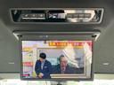 【後席モニター(フリップダウンモニター)】後部座席からも、DVDや映画・ライブ映像など様々な動画が楽しめドライブが退屈しません!※機種によって接続できる映像が異なります。