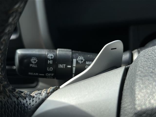 ヴォクシー ZS 煌 社外SDナビ BT CD ワンセグ バックカメラ 社外フリップダウンモニター パドルシフト 両側パワースライドドア 純正16インチアルミホイール 革巻きステアリング レザー調シートカバー HID(19枚目)