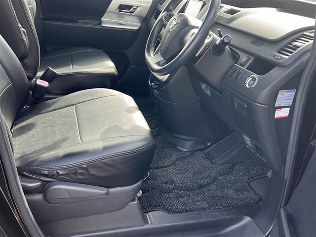 ヴォクシー ZS 煌 社外SDナビ BT CD ワンセグ バックカメラ 社外フリップダウンモニター パドルシフト 両側パワースライドドア 純正16インチアルミホイール 革巻きステアリング レザー調シートカバー HID(20枚目)