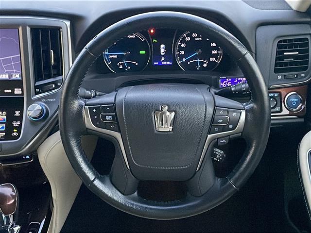 クラウンハイブリッド ロイヤルサルーン　純正ナビ【ワンセグＴＶ／ＢＴ／ＤＶＤ／ＣＤ】バックカメラ　横滑り防止装置　衝突被害軽減システム　クルーズコントロール　パワーシート　社外１８インチアルミホイール（ＬＥＯＮＩＳ）ＨＩＤオートライト（2枚目）