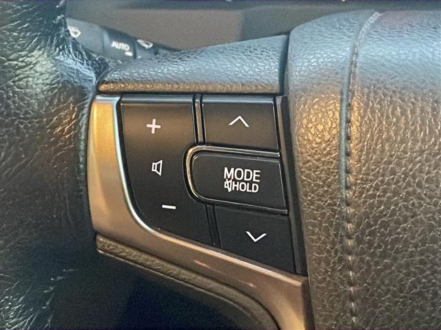 クラウンハイブリッド ロイヤルサルーン　純正ナビ【ワンセグＴＶ／ＢＴ／ＤＶＤ／ＣＤ】バックカメラ　横滑り防止装置　衝突被害軽減システム　クルーズコントロール　パワーシート　社外１８インチアルミホイール（ＬＥＯＮＩＳ）ＨＩＤオートライト（3枚目）