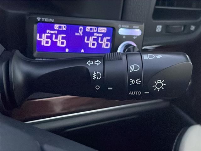 クラウンハイブリッド ロイヤルサルーン　純正ナビ【ワンセグＴＶ／ＢＴ／ＤＶＤ／ＣＤ】バックカメラ　横滑り防止装置　衝突被害軽減システム　クルーズコントロール　パワーシート　社外１８インチアルミホイール（ＬＥＯＮＩＳ）ＨＩＤオートライト（6枚目）