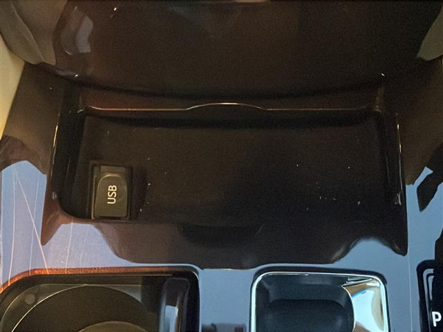 クラウンハイブリッド ロイヤルサルーン　純正ナビ【ワンセグＴＶ／ＢＴ／ＤＶＤ／ＣＤ】バックカメラ　横滑り防止装置　衝突被害軽減システム　クルーズコントロール　パワーシート　社外１８インチアルミホイール（ＬＥＯＮＩＳ）ＨＩＤオートライト（12枚目）