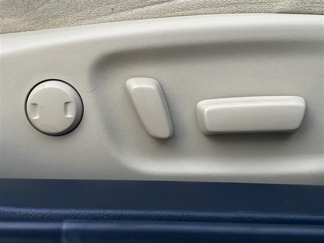 クラウンハイブリッド ロイヤルサルーン　純正ナビ【ワンセグＴＶ／ＢＴ／ＤＶＤ／ＣＤ】バックカメラ　横滑り防止装置　衝突被害軽減システム　クルーズコントロール　パワーシート　社外１８インチアルミホイール（ＬＥＯＮＩＳ）ＨＩＤオートライト（18枚目）