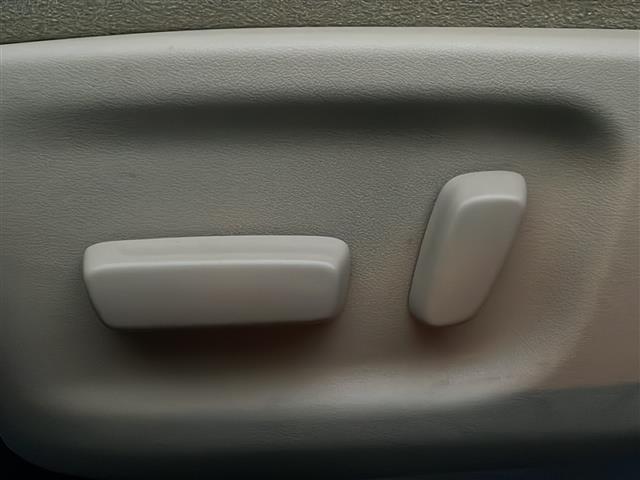 クラウンハイブリッド ロイヤルサルーン　純正ナビ【ワンセグＴＶ／ＢＴ／ＤＶＤ／ＣＤ】バックカメラ　横滑り防止装置　衝突被害軽減システム　クルーズコントロール　パワーシート　社外１８インチアルミホイール（ＬＥＯＮＩＳ）ＨＩＤオートライト（21枚目）