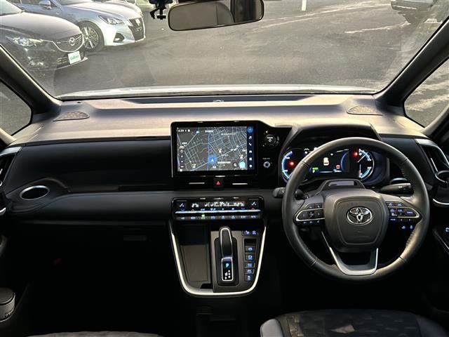 ヴォクシー ハイブリッドＳ－Ｚ　ワンオーナー　ＴｏｙｏｔａＳａｆｅｔｙＳｅｎｓｅ　純正ナビ　ＢＴ　ＣＤ　ＤＶＤ　フルセグ　パノラミックビューモニター　両側パワースライドドア　レーダークルーズコントロール　シートヒーター　ＬＥＤ（2枚目）