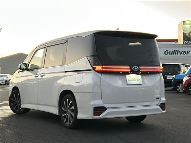 ヴォクシー ハイブリッドＳ－Ｚ　ワンオーナー　ＴｏｙｏｔａＳａｆｅｔｙＳｅｎｓｅ　純正ナビ　ＢＴ　ＣＤ　ＤＶＤ　フルセグ　パノラミックビューモニター　両側パワースライドドア　レーダークルーズコントロール　シートヒーター　ＬＥＤ（3枚目）
