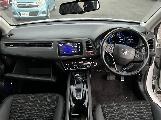 ヴェゼル ハイブリッドＺ　純正ナビ　ＢＴ　ＣＤ　ＤＶＤ　フルセグ　バックカメラ　パドルシフト　クルーズコントロール　ハーフレザーシート　シートヒーター　ＬＥＤオートライト　アイドリングストップ　ステアリングスイッチ　ＵＳＢ（2枚目）