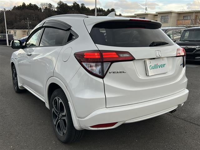 ヴェゼル ハイブリッドＺ　純正ナビ　ＢＴ　ＣＤ　ＤＶＤ　フルセグ　バックカメラ　パドルシフト　クルーズコントロール　ハーフレザーシート　シートヒーター　ＬＥＤオートライト　アイドリングストップ　ステアリングスイッチ　ＵＳＢ（3枚目）