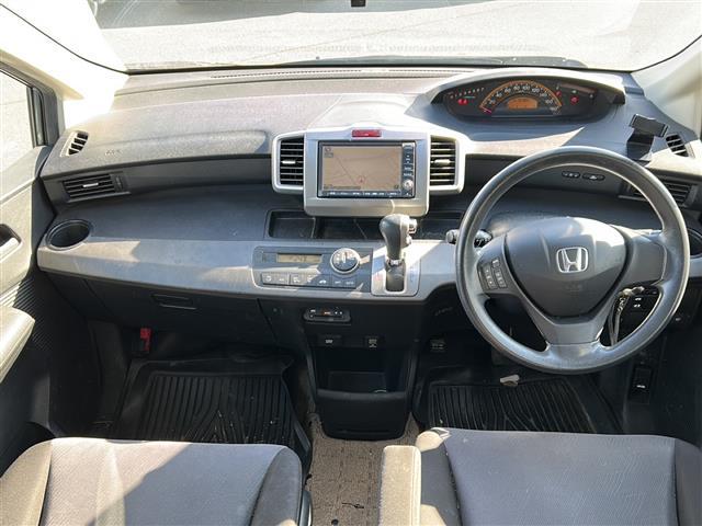 フリード Ｇ　ハイウェイエディション　純正ナビ　ＣＤ　ＤＶＤ　ワンセグ　バックカメラ　片側パワースライドドア　ＨＩＤオートライト　ウォークスルー　スマートキー　ＥＴＣ（2枚目）