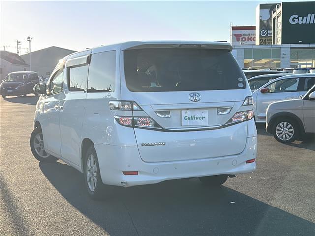 ヴェルファイア ２．４Ｘ　ＶＳＣ　純正ＳＤナビ　ＢＴ　ＣＤ　ＤＶＤ　フルセグ　バックカメラ　オットマン　両側パワースライドドア　クリアランスソナー　ＨＩＤオートライト　純正１６インチアルミホイール　スマートキー　ＥＴＣ（3枚目）