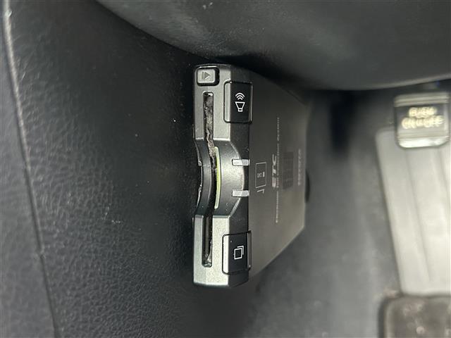 カムリ ハイブリッド　Ｇパッケージ　ＳＤナビ　ＥＴＣ　バックカメラ　フルセグ　オートクルーズコントロール　ＤＶＤ再生　オートライト　ＬＥＤヘッドランプ　Ｂｌｕｅｔｏｏｔｈ接続　スマートキー　パワーシート　盗難防止システム　エアバッグ（12枚目）