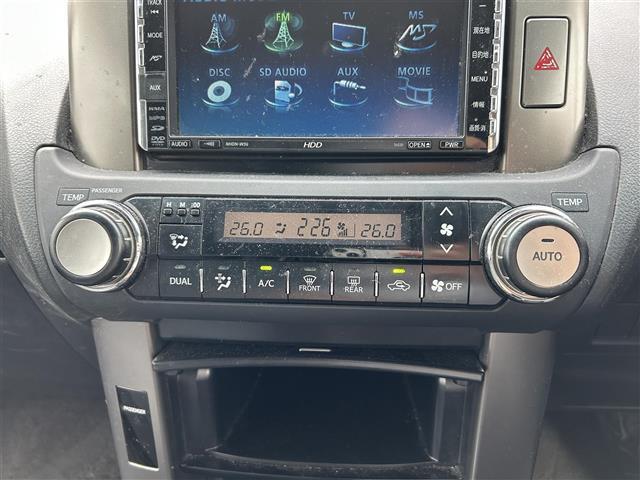 ランドクルーザープラド ＴＸ　純正ナビ（ＣＤ／ＤＶＤ／ＡＵＸ）　横滑り防止装置　盗難防止装置　ＥＴＣ　プッシュスタート　スマートキー　スペアキー×１　純正１７インチアルミホイール　純正フロアマット　保証書　取扱説明書（13枚目）
