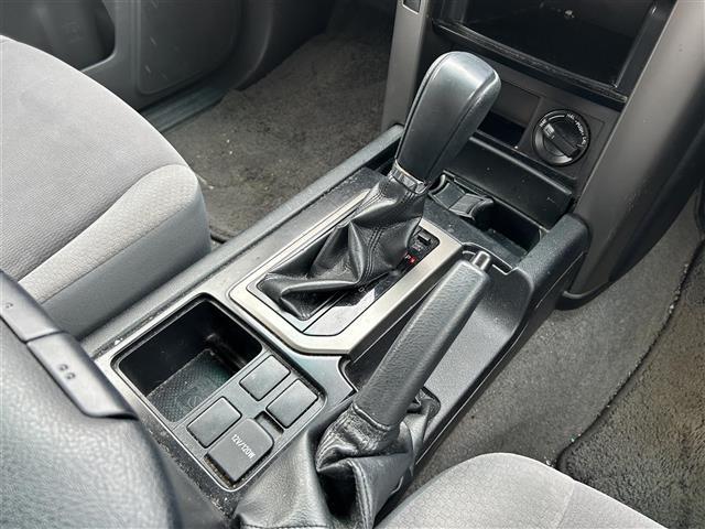 ランドクルーザープラド ＴＸ　純正ナビ（ＣＤ／ＤＶＤ／ＡＵＸ）　横滑り防止装置　盗難防止装置　ＥＴＣ　プッシュスタート　スマートキー　スペアキー×１　純正１７インチアルミホイール　純正フロアマット　保証書　取扱説明書（16枚目）