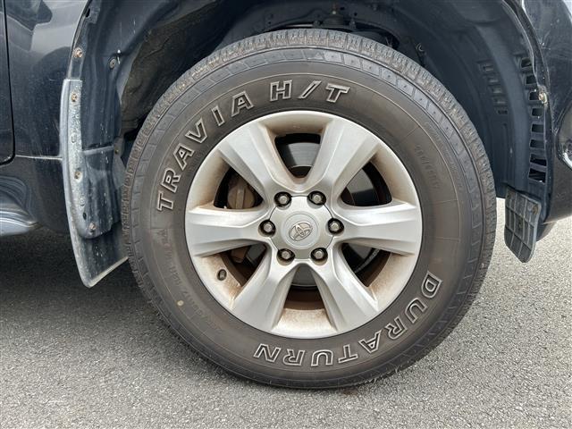 ランドクルーザープラド ＴＸ　純正ナビ（ＣＤ／ＤＶＤ／ＡＵＸ）　横滑り防止装置　盗難防止装置　ＥＴＣ　プッシュスタート　スマートキー　スペアキー×１　純正１７インチアルミホイール　純正フロアマット　保証書　取扱説明書（33枚目）