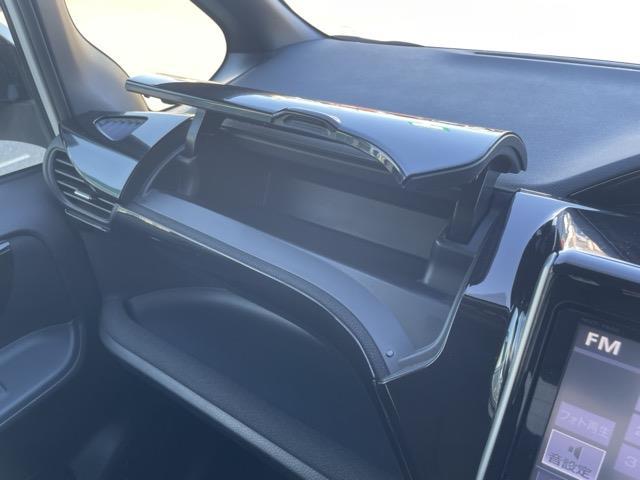 ヴォクシー V ワンオーナー 純正9インチナビ フルセグTV Bluetooth接続 DVD再生 フリップダウンモニター クルコン 両側パワスラ プッシュスタート スマートキー スペアキー Bカメラ ビルトインETC(19枚目)