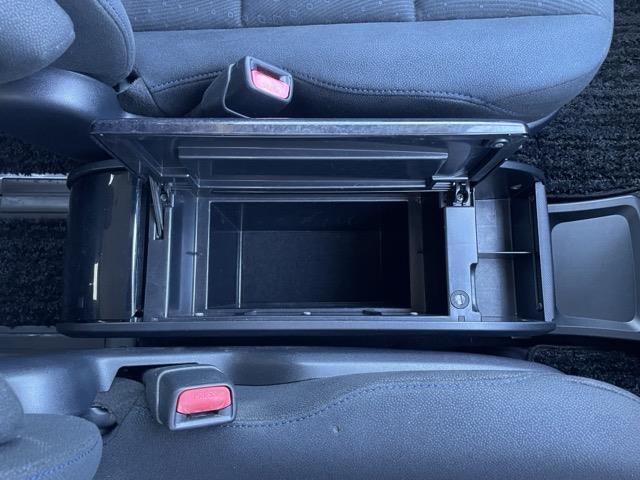 ヴォクシー V ワンオーナー 純正9インチナビ フルセグTV Bluetooth接続 DVD再生 フリップダウンモニター クルコン 両側パワスラ プッシュスタート スマートキー スペアキー Bカメラ ビルトインETC(21枚目)