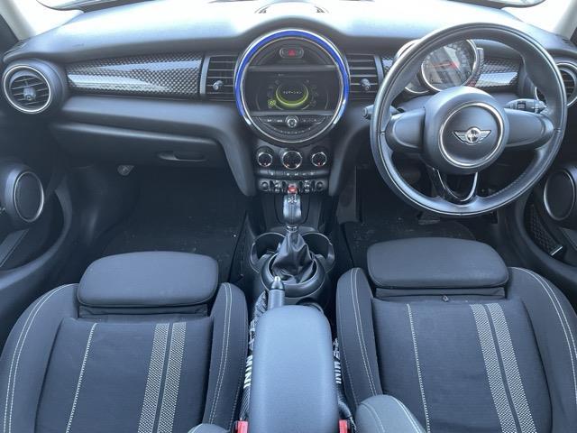 MINI クーパーS 純正ナビ Bluetooth接続 USB入力端子 AUX入力端子 プッシュスタート スマートキー スペアキー MTモード付AT 純正アルミホイール LEDオートライト(2枚目)