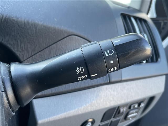 プリウス S ワンオーナー 純正ナビ フルセグTV Bluetooth接続 DVD再生 プッシュスタート スマートキー スペアキー Bカメラ ETC ドラレコ 社外HIDオートライト ステアリングスイッチ(8枚目)