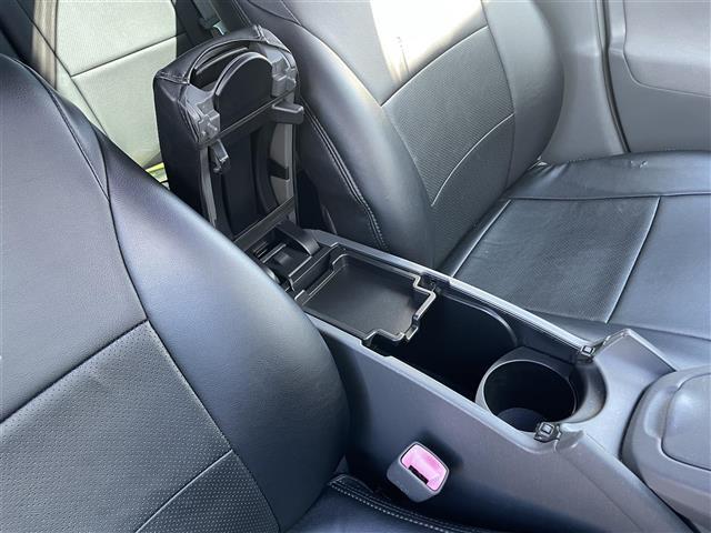 プリウス S ワンオーナー 純正ナビ フルセグTV Bluetooth接続 DVD再生 プッシュスタート スマートキー スペアキー Bカメラ ETC ドラレコ 社外HIDオートライト ステアリングスイッチ(18枚目)