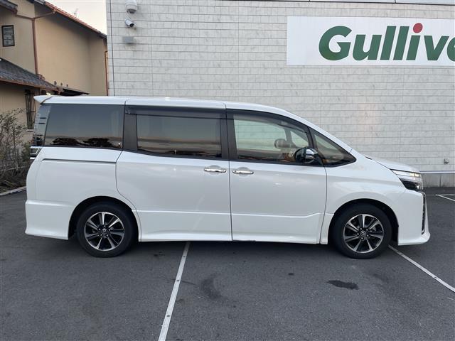 ヴォクシー ＺＳ　煌ＩＩＩ　純正９インチナビＴＶ・ＢＴ・トヨタセーフティセンス・両側パワスラ・クルコン・ハーフレザー・ＬＥＤオートライト・オートハイビーム・スマートキー（3枚目）