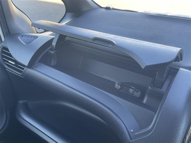 ヴォクシー Ｘ　社外ナビ　ＴＶ　Ｂｌｕｅｔｏｏｔｈ接続　ＤＶＤ再生　クルコン　片側パワスラ　トヨタセーフティーセンス　プリクラッシュセーフティー　Ｂカメラ　ＥＴＣ　ドラレコ　ＬＥＤオートライト・オートハイビーム（17枚目）