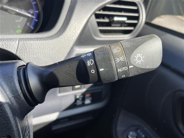 ノア ハイブリッドＸ　純正ナビ　フリップダウンモニター　フルセグＴＶ　Ｂｌｕｅｔｏｏｔｈ接続　ＤＶＤ再生　片側パワスラ　モデリスタエアロ　プッシュスタート　スマートキー　ＥＴＣ　ＬＥＤオートライト（7枚目）