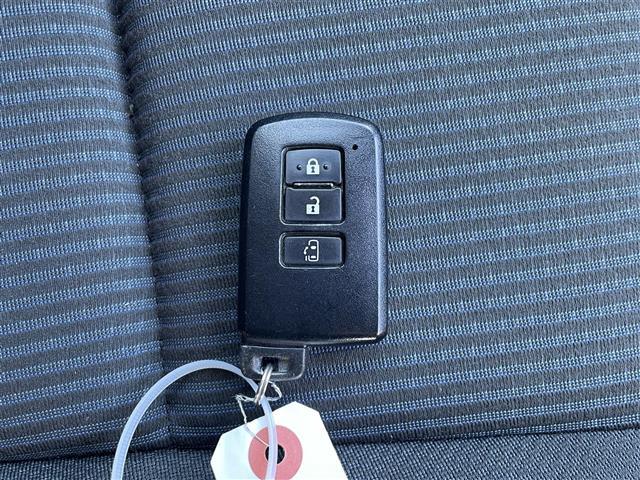 ノア ハイブリッドＸ　純正ナビ　フリップダウンモニター　フルセグＴＶ　Ｂｌｕｅｔｏｏｔｈ接続　ＤＶＤ再生　片側パワスラ　モデリスタエアロ　プッシュスタート　スマートキー　ＥＴＣ　ＬＥＤオートライト（9枚目）