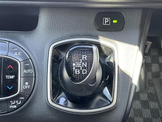 ノア ハイブリッドＸ　純正ナビ　フリップダウンモニター　フルセグＴＶ　Ｂｌｕｅｔｏｏｔｈ接続　ＤＶＤ再生　片側パワスラ　モデリスタエアロ　プッシュスタート　スマートキー　ＥＴＣ　ＬＥＤオートライト（15枚目）