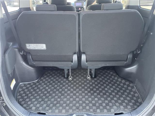 ノア ハイブリッドＸ　純正ナビ　フリップダウンモニター　フルセグＴＶ　Ｂｌｕｅｔｏｏｔｈ接続　ＤＶＤ再生　片側パワスラ　モデリスタエアロ　プッシュスタート　スマートキー　ＥＴＣ　ＬＥＤオートライト（28枚目）