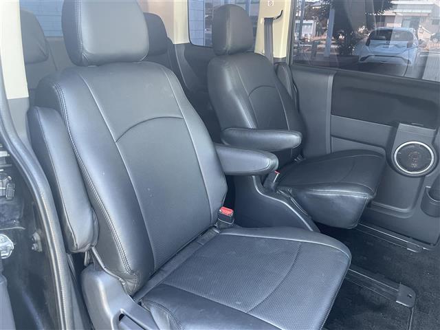 デリカＤ：５ Ｄ　パワーパッケージ　純正ナビ　フルセグＴＶ　Ｂｌｕｅｔｏｏｔｈ接続　ＤＶＤ再生　４ＷＤ　両側パワスラ　クルコン　スマートキー　ＥＴＣ　ドラレコ　前席シートＨ　社外レザー調シートカバー　ＨＩＤオートライト（26枚目）