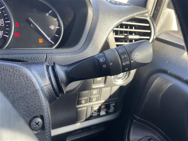 エスクァイア Gi ブラックテーラード 純正ナビ 後席モニター フルセグTV Bluetooth接続 DVD再生 クルコン 両側パワスラ プッシュスタート スマートキー 合皮シート 前席シートヒーター Bカメラ LEDオートライト ETC(7枚目)