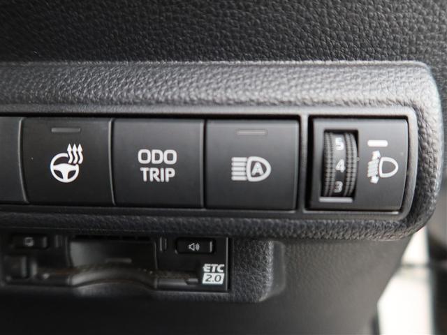 ステアリングヒーター付き。寒い日のドライブも、手のひらから温めてくれます。